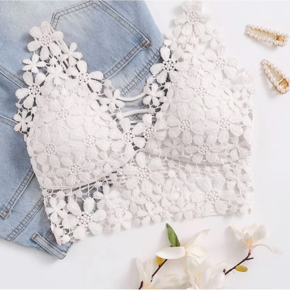 ✨CUTESTT✨ Lacey Floral Bralette